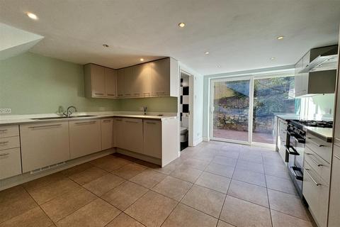 20 Hall Close, Godalming, GU7 3PW