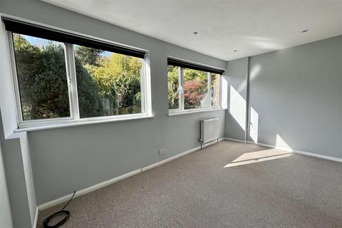 20 Hall Close, Godalming, GU7 3PW