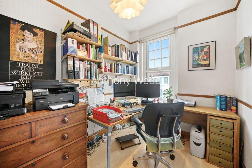 Bedroom / Study