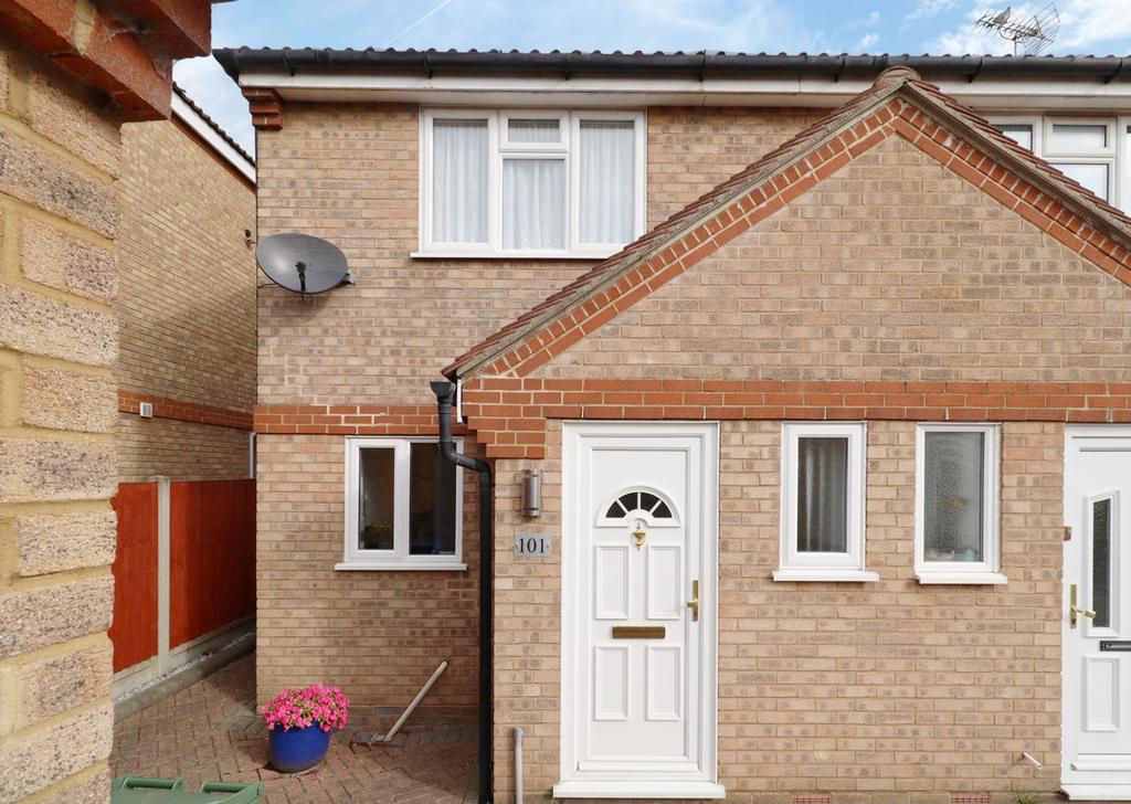 St Michaels Close, Aveley RM15 2 bed semidetached house for sale £