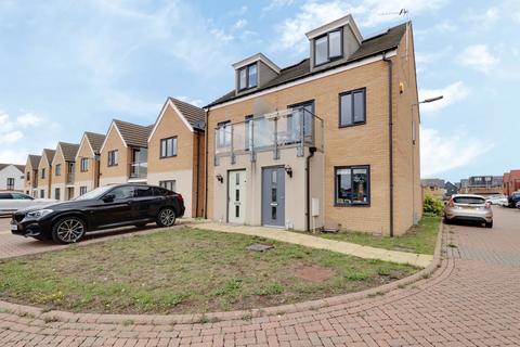 3 bedroom semi-detached house for sale - Sunliner Way, South Ockendon RM15