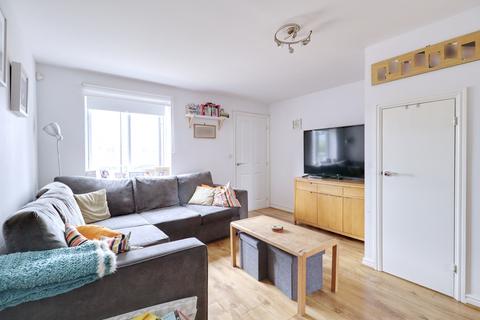 3 bedroom semi-detached house for sale - Sunliner Way, South Ockendon RM15