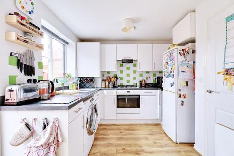 3 bedroom semi-detached house for sale - Sunliner Way, South Ockendon RM15