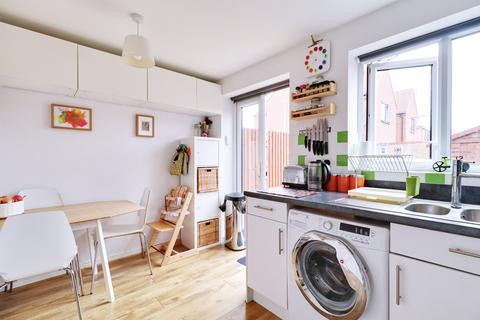 3 bedroom semi-detached house for sale - Sunliner Way, South Ockendon RM15