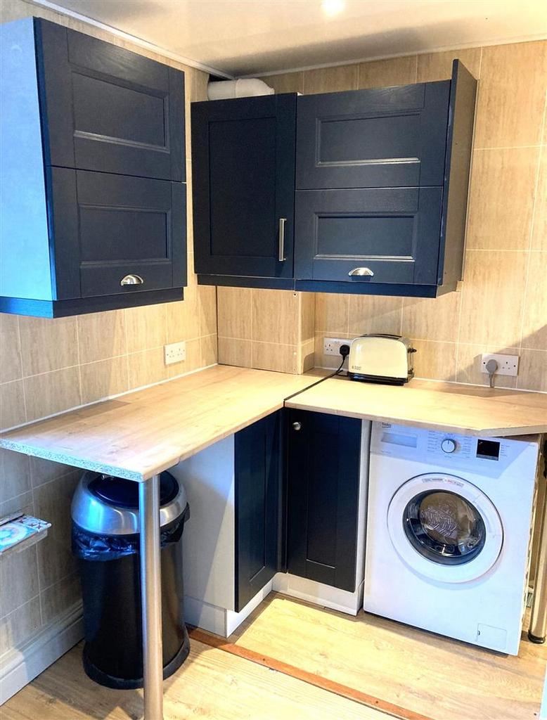 Huggan kitchen 3.JPG