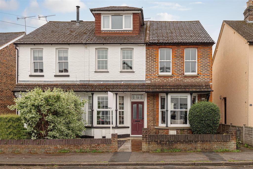 Endsleigh Road, Merstham, Redhill 3 bed house for sale £425,000