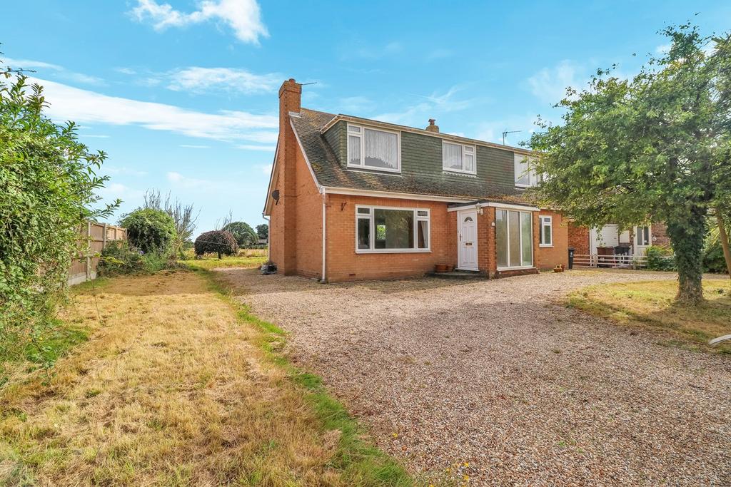Feverills Road, Little Clacton, ClactononSea, CO16 4 bed detached