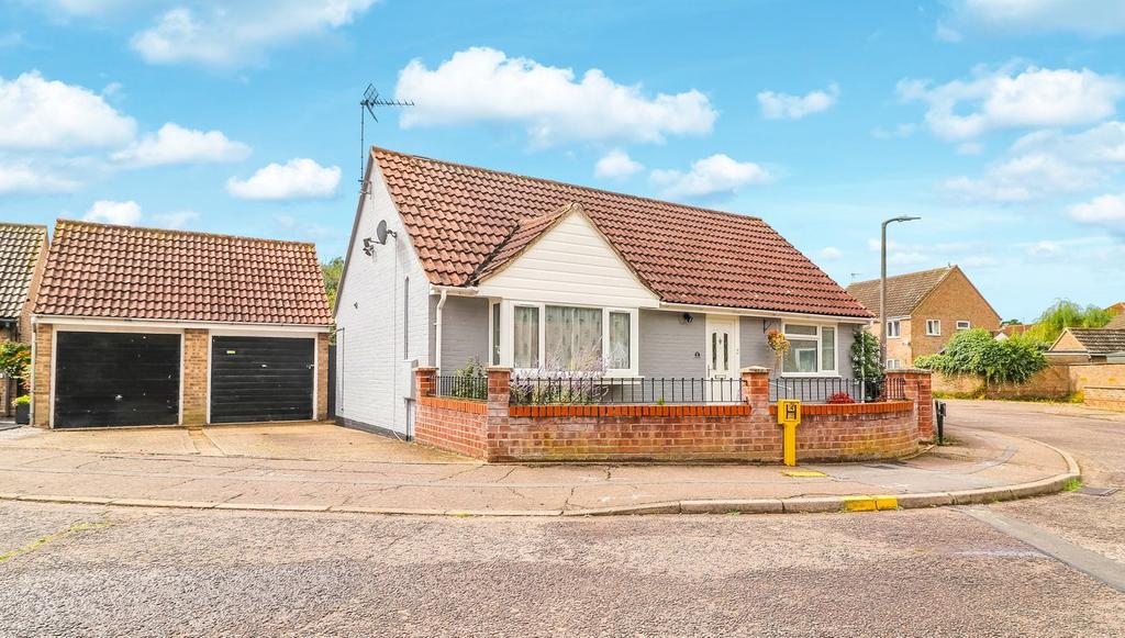 Hereward Close, Wivenhoe, Colchester, CO7 2 bed detached bungalow for