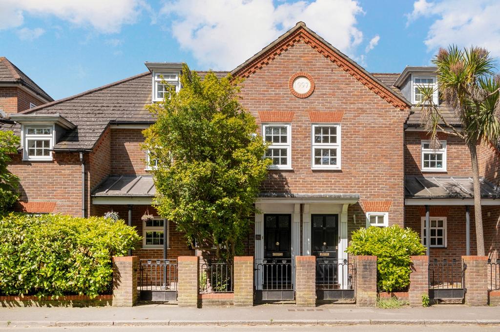 Thames Street, Weybridge, KT13 3 bed apartment £1,850 pcm (£427 pw)