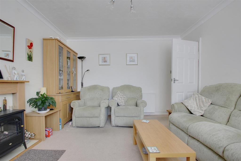 Goring Road, GoringBySea, Worthing 2 bed flat for sale £235,000