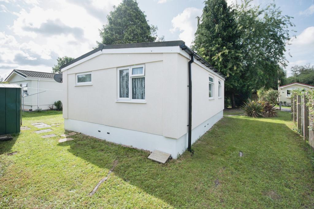 St Leonards Farm Park, Ferndown, Dorset, BH22 2 bed park home for sale £120,000