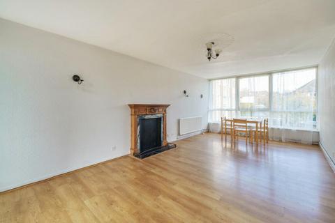 2 bedroom flat to rent, Kingsmere Court NW9