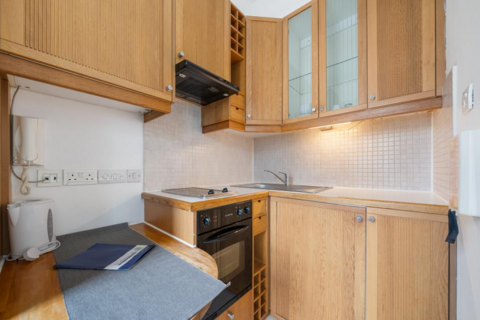 Studio to rent, Finchley Road, Hampstead, London, NW3