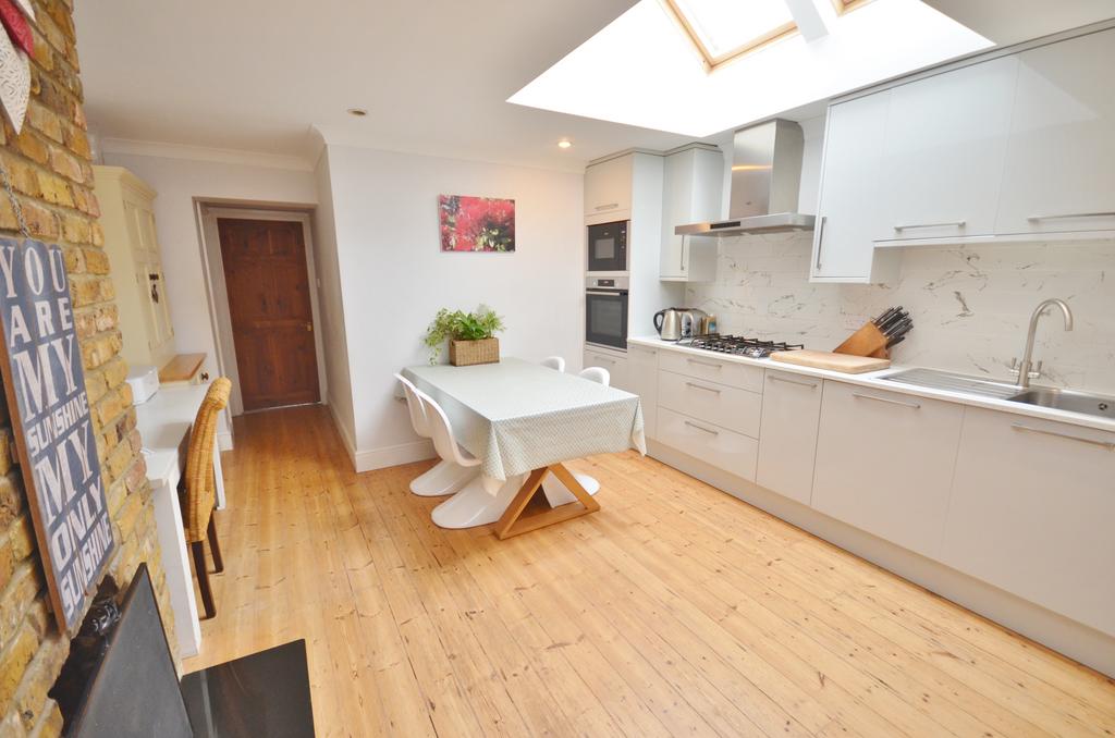 Weydon Hill Road, Farnham, Surrey, GU9 4 bed bungalow for sale £675,000