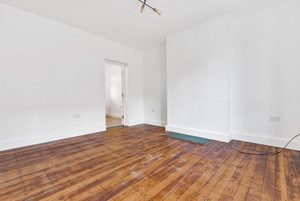 Dog Kennel Hill Estate London SE22 3 bed flat £2,500 pcm (£577 pw)