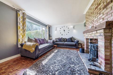 101 Applegarth Avenue, Guildford, GU2 8LT