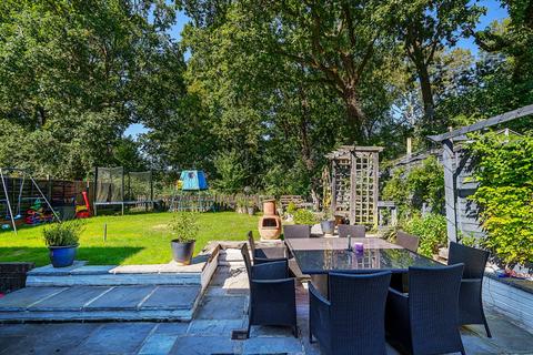 101 Applegarth Avenue, Guildford, GU2 8LT