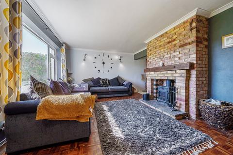 101 Applegarth Avenue, Guildford, GU2 8LT