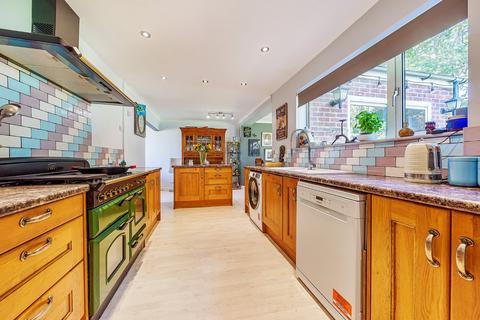101 Applegarth Avenue, Guildford, GU2 8LT
