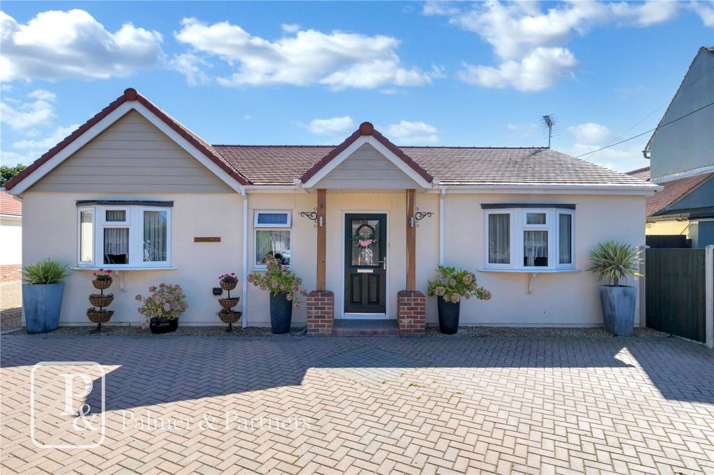 Frating Road, Great Bromley, Colchester, Essex, CO7 2 bed bungalow for
