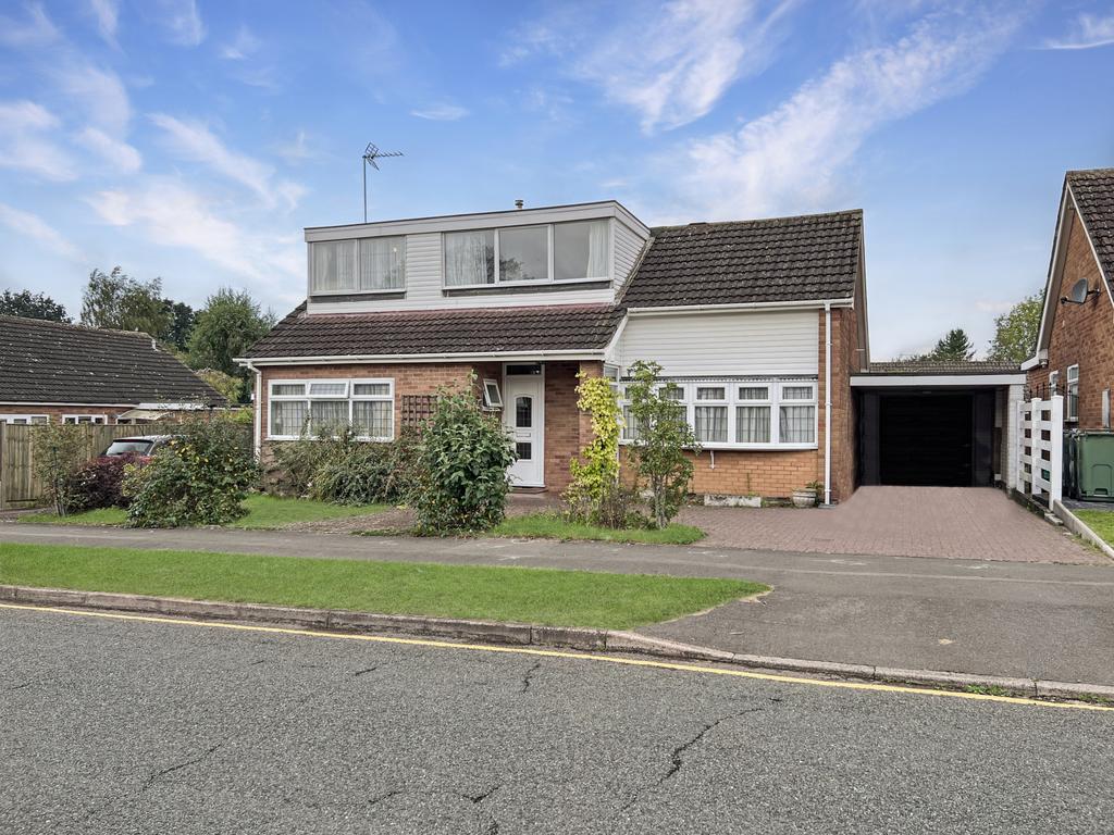 De Montfort Way, Cannon Park, Coventry, CV4 7DT 3 bed detached bungalow