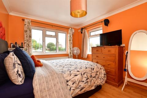 5 Greenfields, Sellindge, Ashford, TN25 6HE