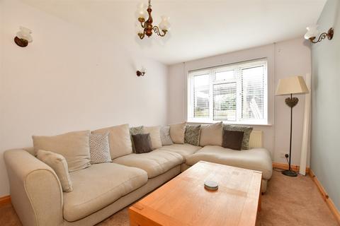 5 Greenfields, Sellindge, Ashford, TN25 6HE