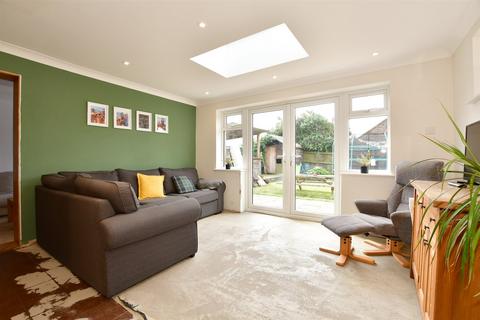 5 Greenfields, Sellindge, Ashford, TN25 6HE