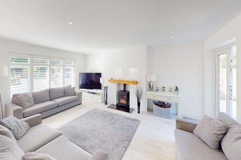 3 bedroom chalet for sale - Solent Drive, Barton On Sea, New Milton, Hampshire. BH25 7AW