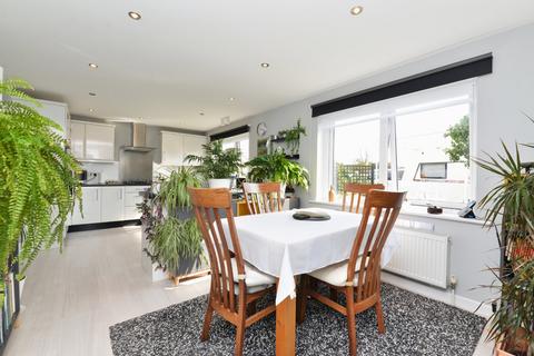2a Pine Close, Barton On Sea, New Milton, BH25 7NZ