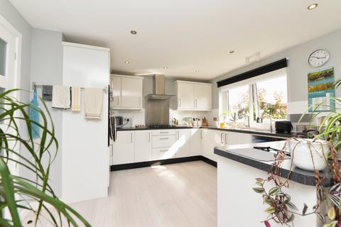 2a Pine Close, Barton On Sea, New Milton, BH25 7NZ