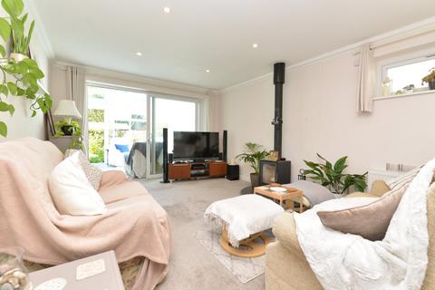 2a Pine Close, Barton On Sea, New Milton, BH25 7NZ