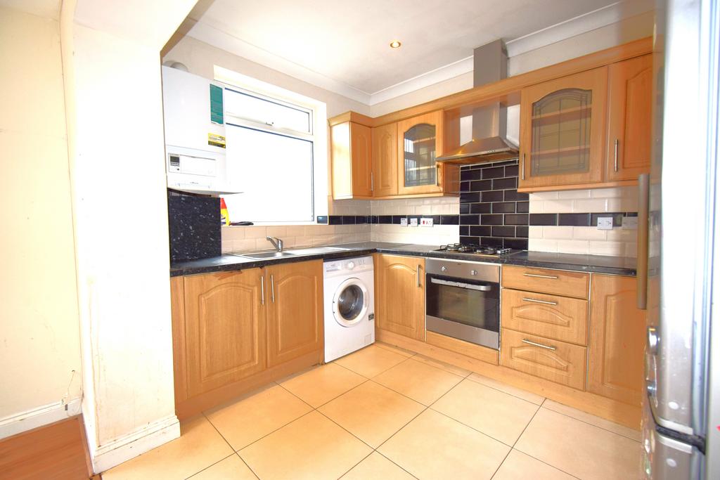 Alandale Drive, Pinner HA5 3 bed detached bungalow to rent £2,550 pcm