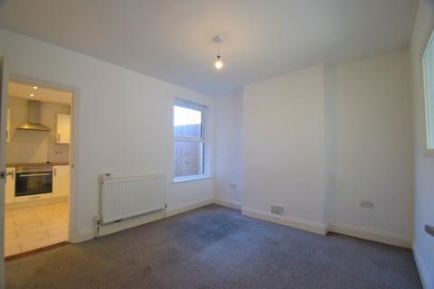 3 bedroom semi-detached house to rent, Faraday Road