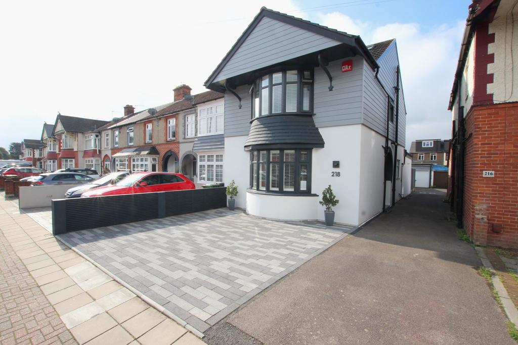 Hawthorn Crescent, Cosham 4 bed end of terrace house £485,000