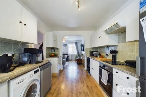 3 bedroom semi-detached house for sale - Farm Road, Staines-upon-Thames, Surrey, TW18