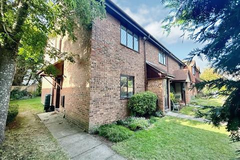 1 bedroom maisonette to rent, Oak Court, Weydon Hill Road, Farnham