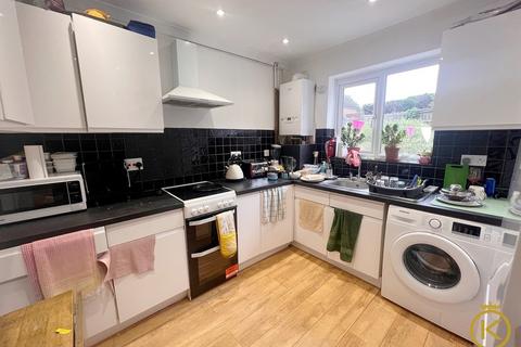 3 bedroom semi-detached house to rent, Vernon Way, Guildford