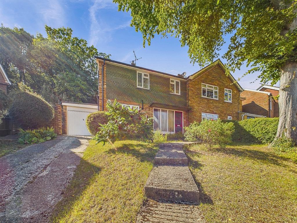 Oakhurst Close, Walderslade, Kent, ME5 3 bed semidetached house £275,000