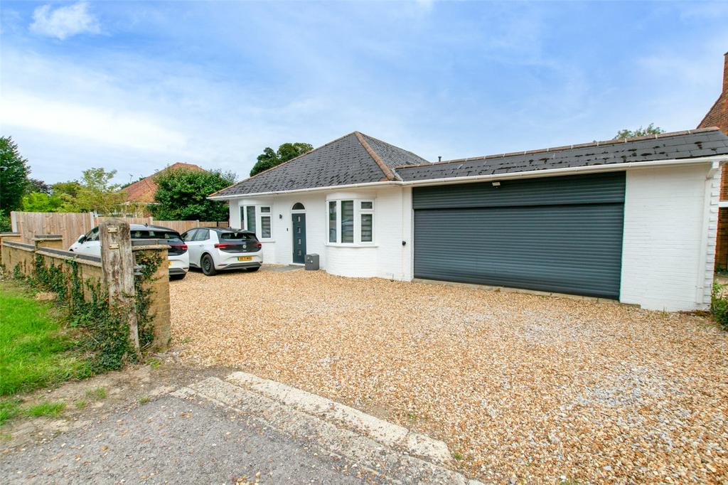 Kensworth, Bedfordshire LU6 4 bed bungalow for sale £600,000