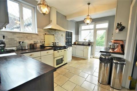 6 Croft Close, London, NW7 4QL