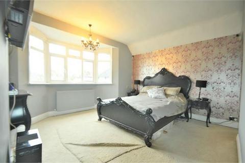 6 Croft Close, London, NW7 4QL