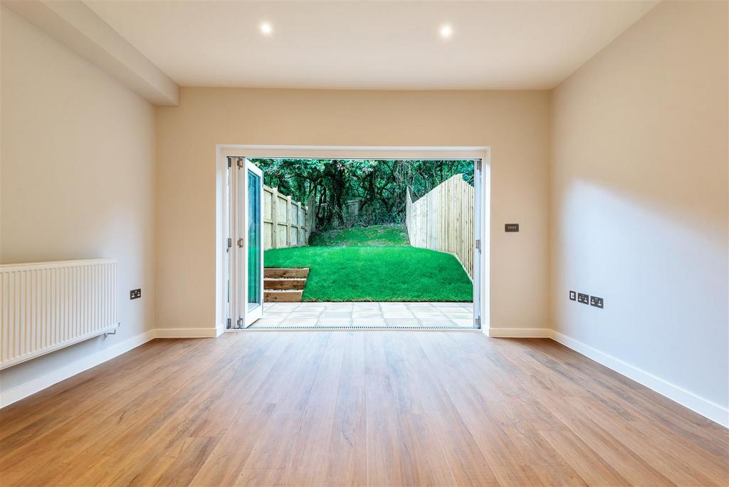 Beach Road, Torquay 3 bed terraced house for sale £325,000