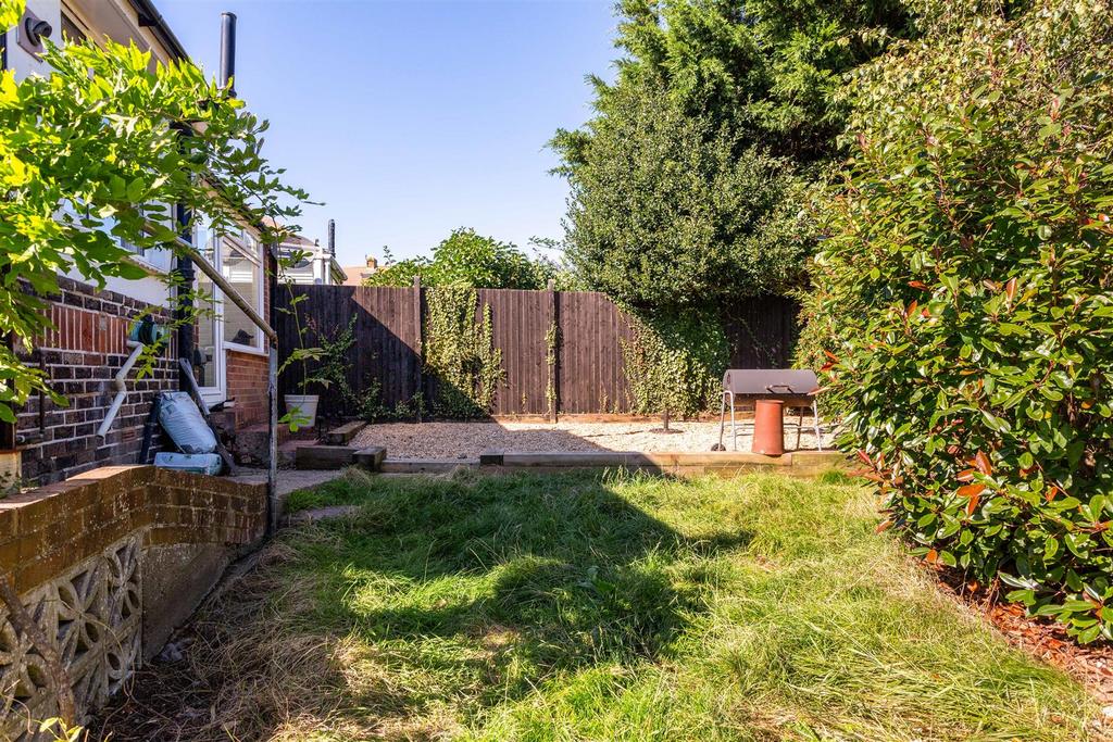 Hayes Close, Portslade, Brighton 2 bed semidetached bungalow for sale