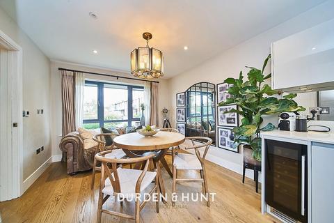 47 Park View, Chigwell, IG7 5EF