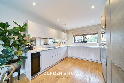 47 Park View, Chigwell, IG7 5EF