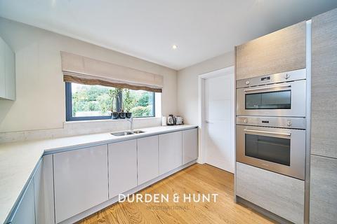 47 Park View, Chigwell, IG7 5EF