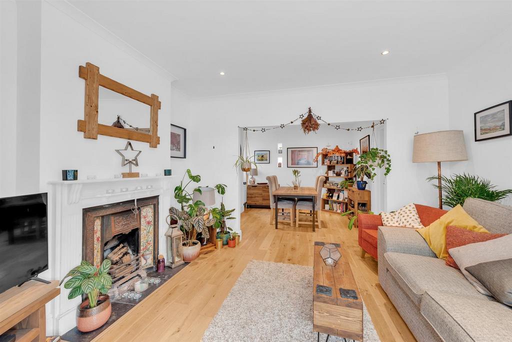 Warner Road, Bromley, BR1 2 bed semidetached house for sale £500,000