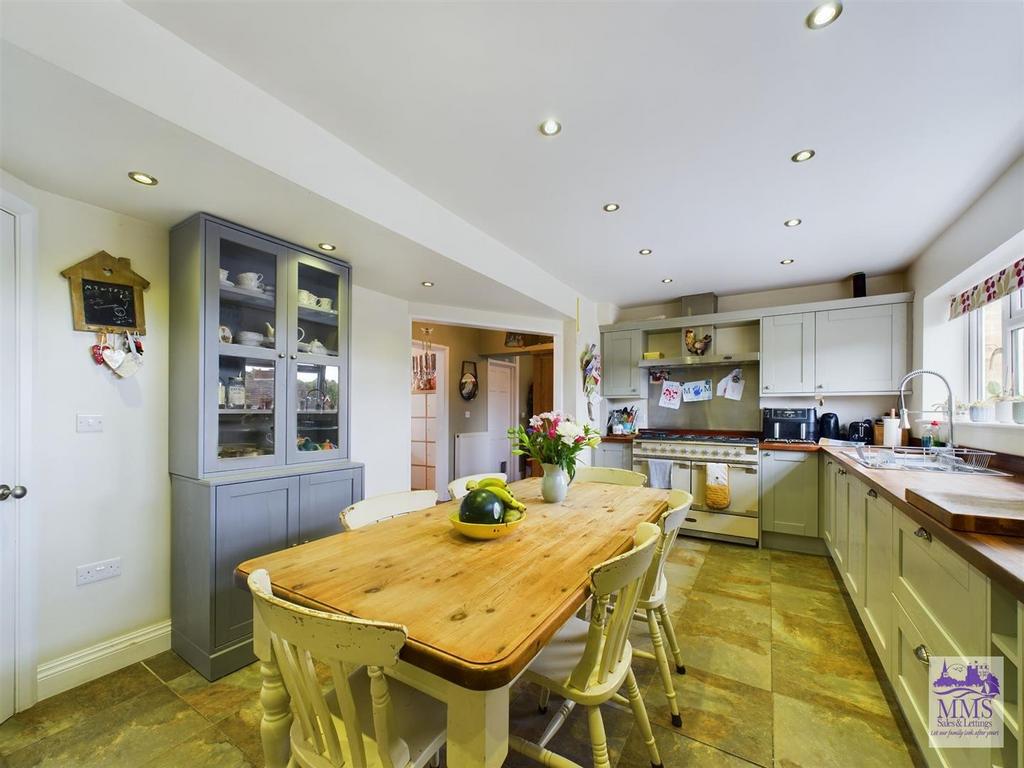 Ladywood Road, Cuxton, 4 bed semidetached house for sale £425,000