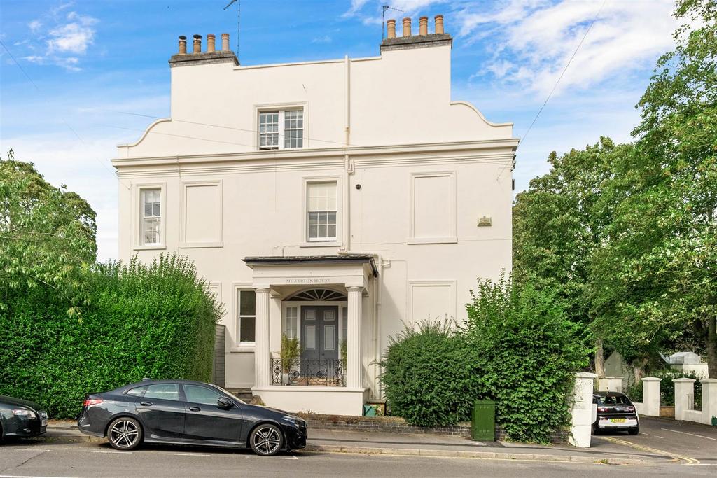 Beauchamp Hill, Leamington Spa 2 bed apartment £395,000